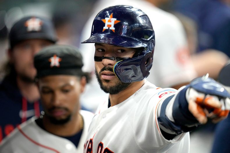 Carlos Correa (1) de los Astros de Houston celebra tras conectar un jonrón ante los Yankees de Nueva York, el sábado 25 de abril de 2026, en Houston. (AP Foto/Karen Warren)