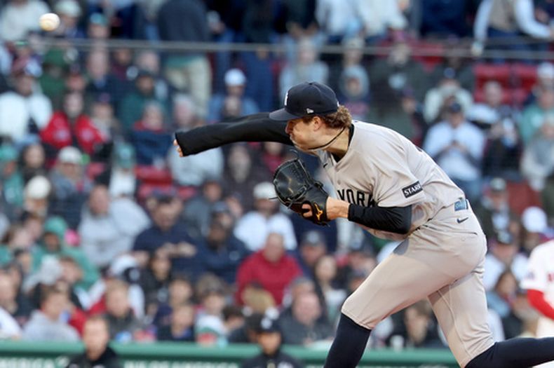 El lanzador de los Yankees de Nueva York, Cam Schlittler, lanza durante la tercera entrada de un partido de béisbol contra los Medias Rojas de Boston, el jueves 23 de abril de 2026, en Boston. (Foto AP/Mark Stockwell)