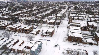 ARCHIVO - Una camioneta tipo pickup conduce por calles cubiertas de nieve tras una tormenta invernal, el 6 de enero de 2025, en San Luis. (AP Foto/Jeff Roberson, archivo)