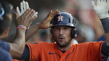 El tecera base de los Astros de Houston Alex Bregman celebra con sus compañeros tras batear el jonrón de la victoria en la novena entrada ante los Angelinos de Los Ángeles el domingo 16 de julio del 2023. (AP Foto/Eric Thayer)