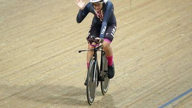 La estadounidense Chloe Dygert festeja tras obtener el oro en la persecución individual, el jueves 3 de agosto de 2023, en el Mundial de ciclismo en Glasgow, Escocia (Tim Goode/PA via AP)