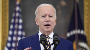 Biden celebra cautelosamente 300 millones de vacunaciones