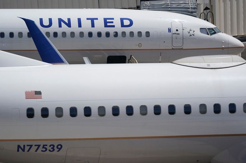 Dos aviones Boeing 737 de United Airlines, el 7 de julio de 2022, en el Aeropuerto Internacional Fort Lauderdale-Hollywood, en Florida. (AP Foto/Wilfredo Lee, Archivo)