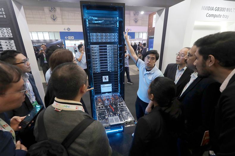Visitantes escuchan la presentación del servidor NVIDIA GB300 NVL72 AI durante el Hon Hai Tech Day (HHTD 25) en el Centro de Exposiciones Nangang en Taipéi, Taiwán, el 21 de noviembre de 2025. (Foto AP/Chiang Ying-ying, Archivo)