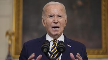 El presidente Joe Biden pronuncia un discurso en la Casa Blanca, el martes 6 de febrero de 2024, en Washington. (AP Foto/Evan Vucci)