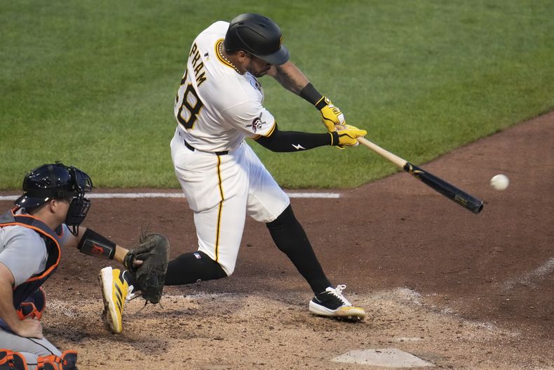 Tommy Pham de los Piratas de Pittsburgh batea un doble frente al pitcher de los Tigres de Detroit Carlos Hernández en la sexta entrada del juego del martes 22 de julio del 2025. (AP Foto/Gene J. Puskar)