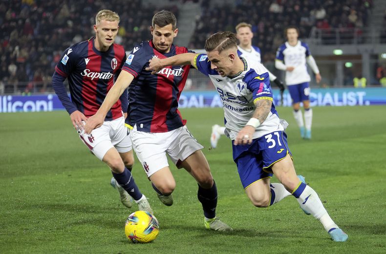 Tomas Suslov del Verona y Remo Freuler del Bologna en acción con el balón durante el encuentro de la Serie A el lunes 30 de diciembre del 2024. (Michele Nucci/LaPresse via AP)