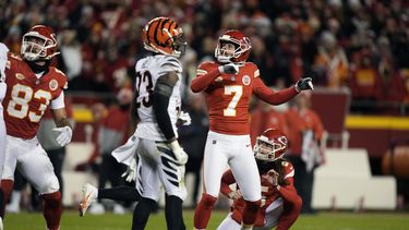 El pateador de los Chiefs de Kansas City Harrison Butker (7) observa su gol de campo para 48 yardas durante la segunda mitad del juego de la NFL ante los Bengals de Cincinnati, el domingo 31 de diciembre de 2023, en Kansas City, Misuri. (AP Foto/Charlie Riedel)