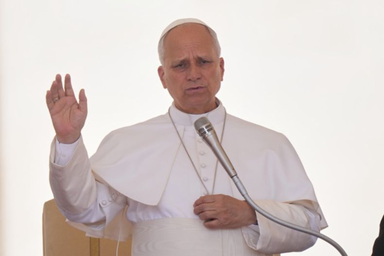 El papa León XIV durante su audiencia semanal en la Plaza de San Pedro del Vaticano, el 17 de junio de 2026. (AP Foto/Andrew Medichini)