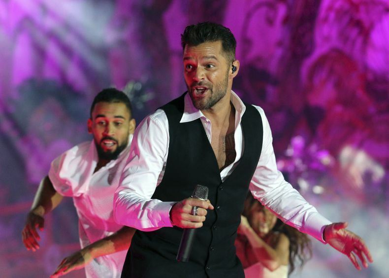 En esta foto del 31 de mayo del 2014, Ricky Martin canta en la ceremonia inaugural del Life Ball frente al ayuntamiento en Viena, Austria. El superastro puertorrique&ntilde;o develar&aacute; el 19 de noviembre en Las Vegas una figura de cera hecha a su se