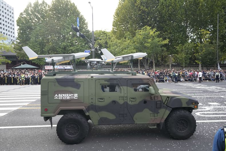 Drones surcoreanos son transportados en un desfile durante la ceremonia del 76º Día de las Fuerzas Armadas en Seúl, Corea del Sur, el 1 de octubre de 2024. (Foto AP/Ahn Young-joon)