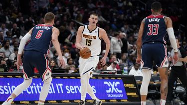 Jokic brilla y Nuggets derrotan a Wizards