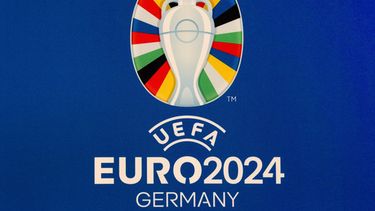 ARCHIVO - El logo oficial de la Eurocopa 2024 en Alemania se ve durante la presentación de la imagen del torneo en Berlín, Alemania, el 5 de octubre de 2021. (AP Foto/Michael Sohn, Archivo)