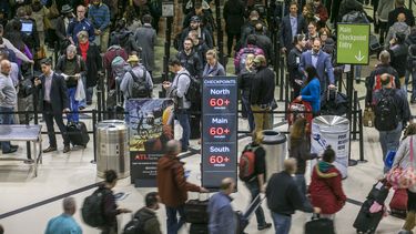 De viajes a OPI, el cierre trastorna la economía de EEUU