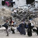 Palestinos evacúan después de que el ejército de Israel emitió una advertencia de evacuación para varias escuelas y un hospital en el vecindario de Rimal, el miércoles 14 de mayo de 2025, en Ciudad de Gaza. (AP Foto/Jehad Alshrafi)