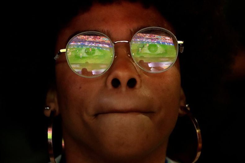 Una aficionada brasileña ve el partido de Brasil contra Noruega en el Mundial de fútbol en una pantalla gigante en la playa de Copacabana, el domingo 5 de julio de 2026, en Río de Janeiro, Brasil. (AP Foto/Bruna Prado)