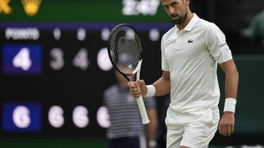El serbio Novak Djokovic celebra después de vencer al italiano Jannik Sinner en la semifinal varonil de Wimbledon, el viernes 14 de julio de 2023, en Londres. (AP Foto/Alastair Grant)