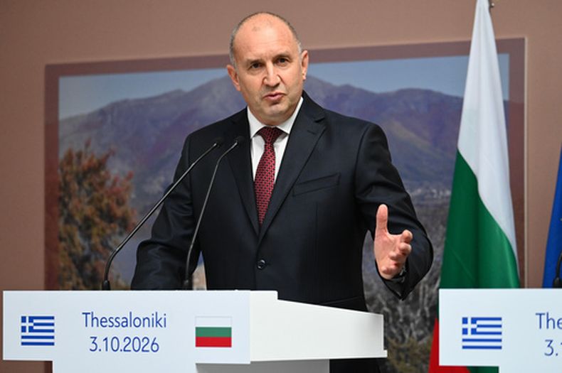 El primer ministro de Bulgaria, Rumen Radev, habla durante una ceremonia de entrega de los restos del gobernante medieval zar Samuel, en Salónica, en el norte de Grecia, el sábado 3 de octubre de 2026. (AP Foto/Giannis Papanikos)