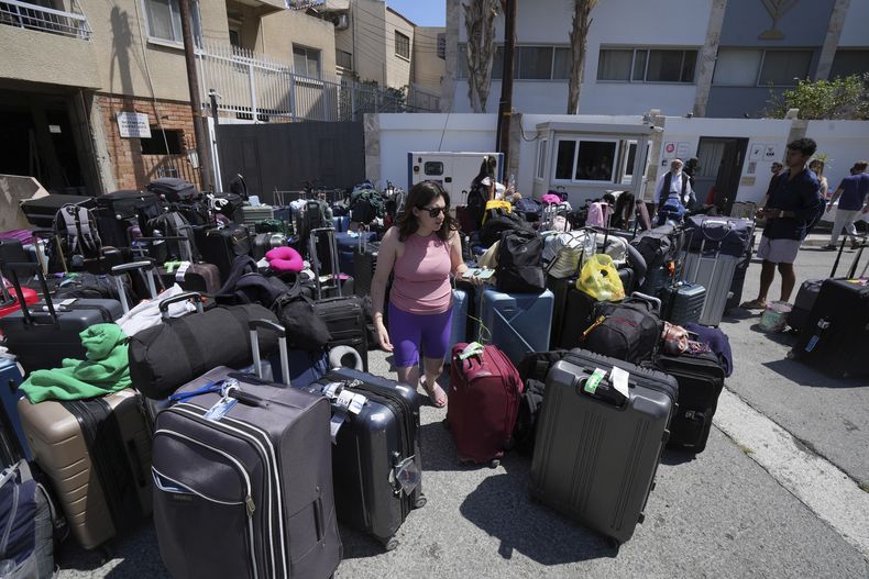 El equipaje de personas evacuadas de Israel afuera de un centro comunitario judío en Larnaca, Chipre, el miércoles 18 de junio de 2025. (AP Foto/Petros Karadjias)