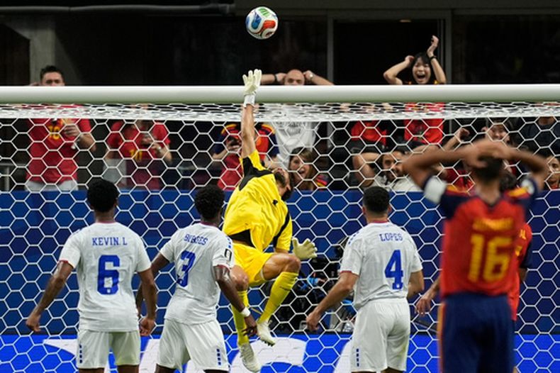El portero de Cabo Verde Vozinha evita el gol de España en el encuentro del Grupo H de la Copa Mundial el lunes 15 de junio del 2026. (AP Foto/Mike Stewart)