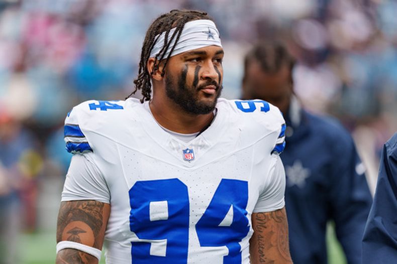 ARCHIVO - Foto del 12 de octubre del 2025, el defensive end de los Cowboys de Dallas Marshawn Kneeland observa el juego ante los Panthers de Carolina. (AP Foto/Jacob Kupferman, Archivo)