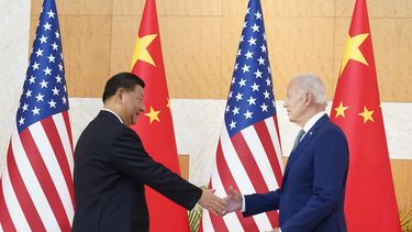 Biden y Xi se estrechan la mano en reunión entre tensiones