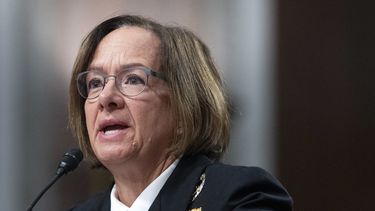 ARCHIVO- La almirante Lisa Franchetti, de la Marina, habla durante una audiencia de la Comisión del Senado para Servicios Armados, el 14 de septiembre de 2023, en el Capitolio de Washington. (AP Foto/Jacquelyn Martin, archivo)