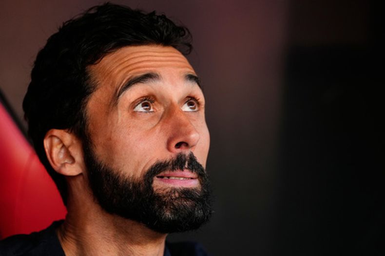 El director técnico del Real Madrid, Álvaro Arbeloa, previo al partido de fútbol de la Liga española contra el Sevilla en el estadio Ramón Sánchez-Pizjuán en Sevilla, España, el domingo 17 de mayo de 2026. (Foto AP/José Bretón)