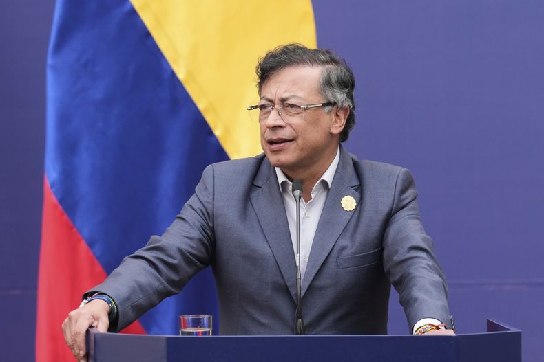 ARCHIVO - El presidente de Colombia, Gustavo Petro, pronuncia un discurso durante un foro sobre democracia y multilateralismo en el Palacio de La Moneda, el lunes 21 de julio de 2025, en Santiago, Chile. (AP Foto/Esteban Félix, Archivo)