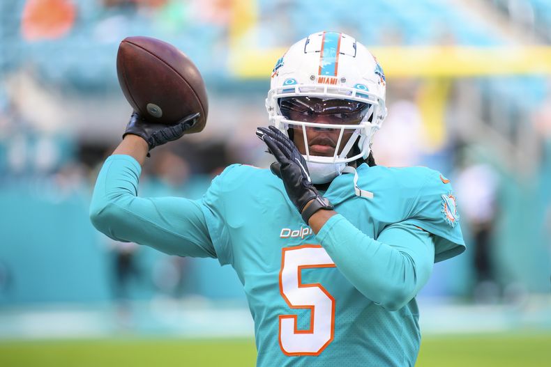ARCHIVO - Foto del 8 de enero del 2023, el quarterback de los Dolphins de Miami Teddy Bridgewater lanza en un juego ante los Jets de Nueva York. El lunes 7 de agosto del 2023, Bridgewater firma como suplente con los Lions de Detroit. (AP Foto/Doug Murray, Archivo)