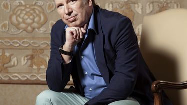 ARCHIVO - El compositor Hans Zimmer posa el 10 de julio de 2019, en el Hotel Montage en Beverly Hills, California. Zimmer, autor de la música original de películas como “The Lion King”, “Gladiator, “The Dark Knight” y Dune hará su primera gira por Norteamérica en siete años. s performed in North America in seven years. (Photo by Rebecca Cabage/Invision/AP, File)