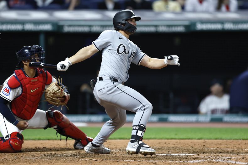 Dominic Fletcher, de los Medias Blancas de Chicago, conecta un doble ante los Guardianes de Cleveland, el martes 9 de abril de 2024 (AP Foto/Ron Schwane)