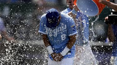 Nicky López, de los Reales de Kansas City, recibe un baño por parte de sus compañeros después de la victoria de su equipo en contra de los Dodgers de Los Ángeles, el domingo 2 de julio de 2023, en Kansas City, Missouri. Los Reales ganaron 9-1 y aseguraron su primera serie desde el 17 de mayo. (AP Foto/Charlie Riedel)
