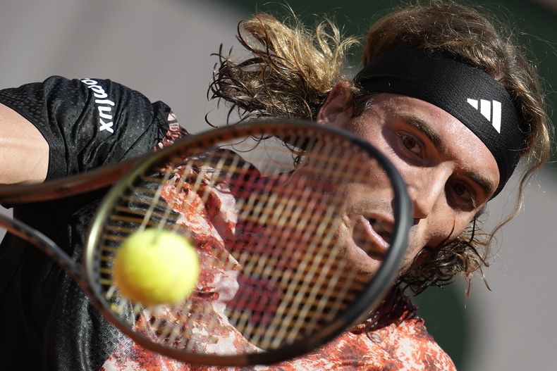 Stefanos Tsitsipas devuelve ante Roberto Carballés durante la segunda ronda del Abierto de Francia, el miércoles 31 de mayo de 2023, en París. (AP Foto/Christophe Ena)