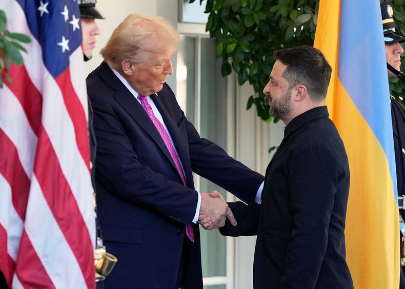 El presidente estadounidense Donald Trump, izquierda, da la bienvenida a su homólogo ucraniano Volodymyr Zelenskyy en la Casa Blanca, el viernes 17 de octubre de 2025, en Washington. (AP Foto/Alex Brandon)