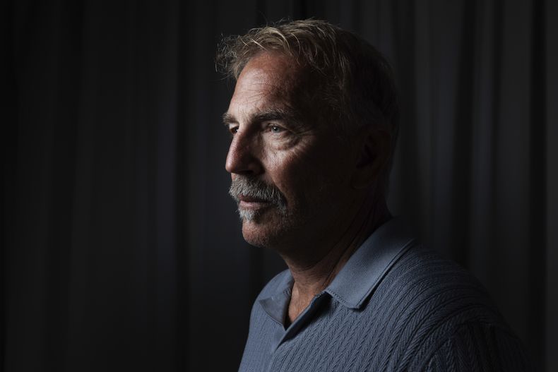 Kevin Costner posa para un retrato para promover la película Horizon: An American Saga en la 77a edición del Festival de Cine de Cannes en Francia el sábado 18 de mayo de 2024. (Foto Vianney Le Caer/Invision/AP)