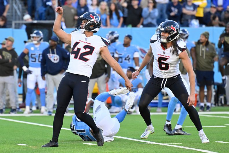 El pateador de los Texans de Houston Matthew Wright y Tommy Townsend observan el gol de campo de Wright en el encuentro ante los Titans de Tennessee el domingo 16 de noviembe del 2025. (AP Foto/John Amis)