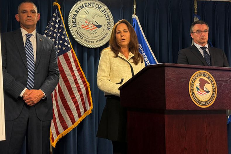 La fiscal federal Leah Foley con John Soars, agente especial adjunto a cargo de Investigaciones de Seguridad Nacional en Nueva Inglaterra, y Shawn Saucier, jefe de la región Noreste de los Servicios de Ciudadanía e Inmigración de Estados Unidos, anuncian el arresto de seis personas por presuntamente arreglar matrimonios falsos durante la década anterior, los cuales les produjeron millones de dólares, en una conferencia de prensa el miércoles 21 de octubre de 2026, en Boston. (AP Foto/Michael Casey)
