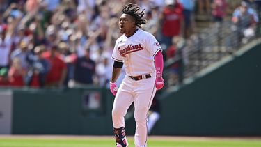 El dominicano de los Guardianes de Cleveland José Ramírez celebra tras conectar el doble de la victoria en el noveno episodio frente al relevista de los Cardenales de San Luis Ryan Helsley en el encuentro del domingo 28 de mayo del 2023. (AP Foto/David Dermer)