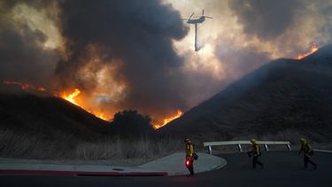 Clima templado ayuda en lucha antiincendios en California