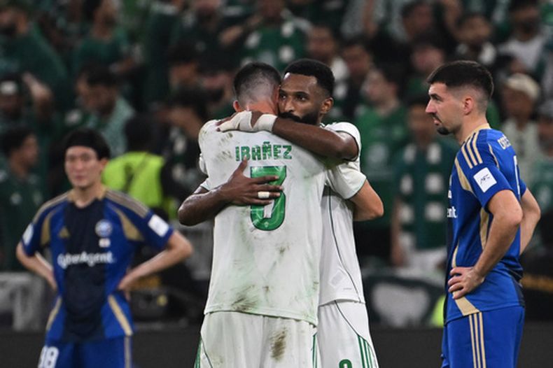 Feras Albrikan del Al-Ahli abraza a su compañero Ibañez tras anotar ante el Machida Zelvia en la final de la Liga de Campeones Elite el sábado 25 de abril del 2026. (AP Foto/Ali Issa)