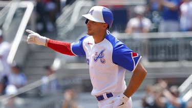 Matt Olson de los Bravos de Atlanta luego de conectar un jonrón de tres carreras ante los Cerveceros de Milwaukee, el domingo 30 de julio de 2023. (AP Foto/Todd Kirkland)