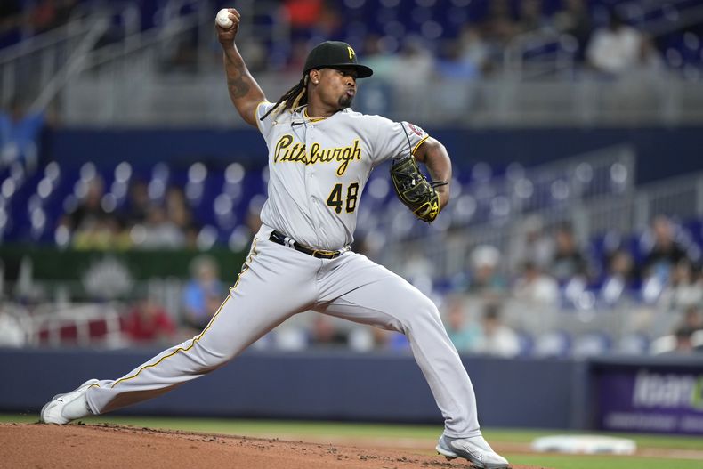 El dominicano Luis Ortiz, de los Piratas de Pittsburgh, lanza en la primera entrada contra los Marlins de Miami, en Miami, el viernes 23 de junio de 2023. (AP Foto/Wilfredo Lee)
