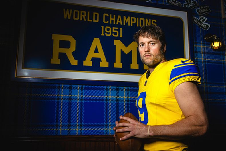 Esta foto sin fecha proporcionada por los Rams de Los Ángeles muestra al quarterback Matthew Stafford con el nuevo uniforme Classic Sol (Brevin Townsell/Los Angeles Rams via AP)