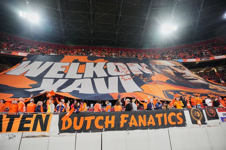 Unos aficionados neerlandeses sostienen una manta de bienvenida para el entrenador de los Países Bajos, Xavi Hernández, durante el partido de fútbol de la Liga de Naciones de la UEFA entre Holanda y Alemania, en Ámsterdam, Países Bajos, el 24 de septiembre de 2026. (Foto AP/Martin Meissner)