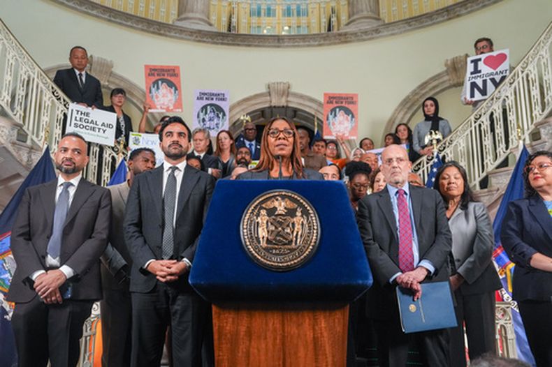 La fiscal general de Nueva York Letitia James habla en el anuncio de la demanda presentada por Nueva York y otros 21 estados contra los límites a la asistencia pública para inmigrantes, en Nueva York, el 14 de septiembre del 2026. (AP foto/Ryan Murphy)