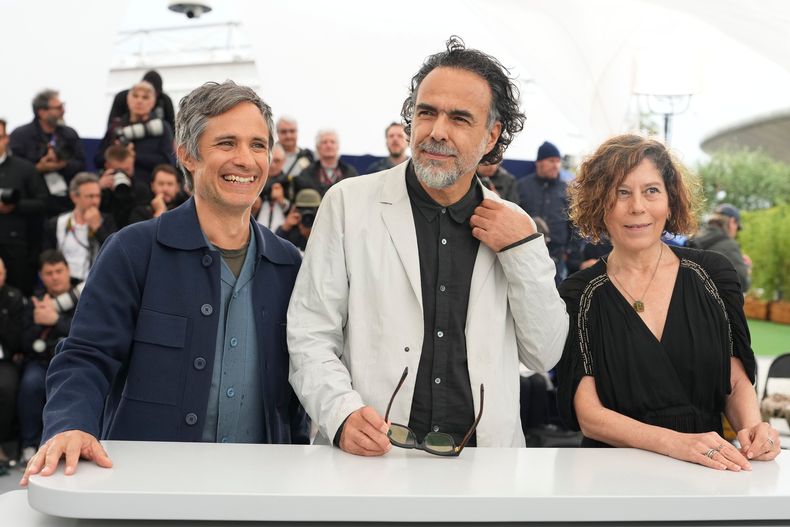 ARCHIVO - Gael García Bernal, de izquierda a derecha, el director Alejandro González Iñárritu y Martha Sosa Elizondo posan en la sesión de la película Amores Perros en el 78º Festival Internacional de Cine de Cannes, en Francia, el martes 20 de mayo de 2025. (Foto AP/Natacha Pisarenko)