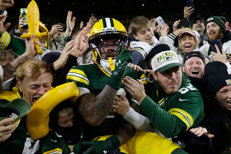 El receptor abierto de los Packers de Green Bay, Matthew Golden, salta hacia la tribuna para celebrar un touchdown durante la primera mitad de un partido de fútbol americano de la NFL contra los Panthers de Carolina en Green Bay, Wisconsin, el jueves 29 de octubre de 2026. (Foto AP/Mike Roemer)