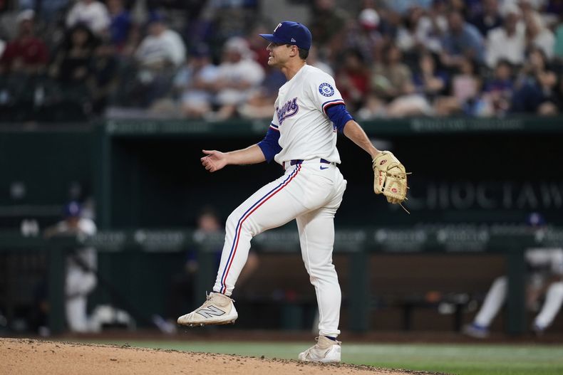 Jack Leiter, abridor de los Rangers de Texas, reacciona tras hacer un lanzamiento en el juego del sábado 23 de agosto de 2025, ante los Guardianes de Cleveland (AP Foto/Tony Gutierrez)