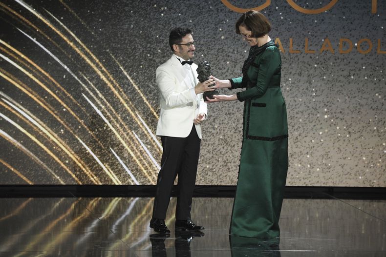 La actriz estadounidense Sigourney Weaver recibe el Goya Internacional de manos del cineasta Juan Antonio Bayona, en la 38va edición de los Premios Goya, en Valladolid, España, el 10 de febrero de 2024. (Jose Oliva/Europa Press vía AP)
